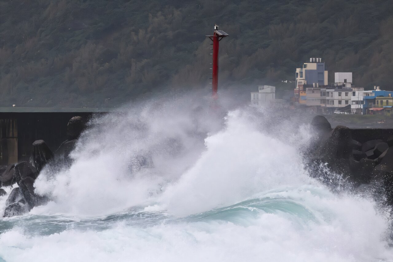 Super Typhoon Kong-rey makes landfall in Taiwan