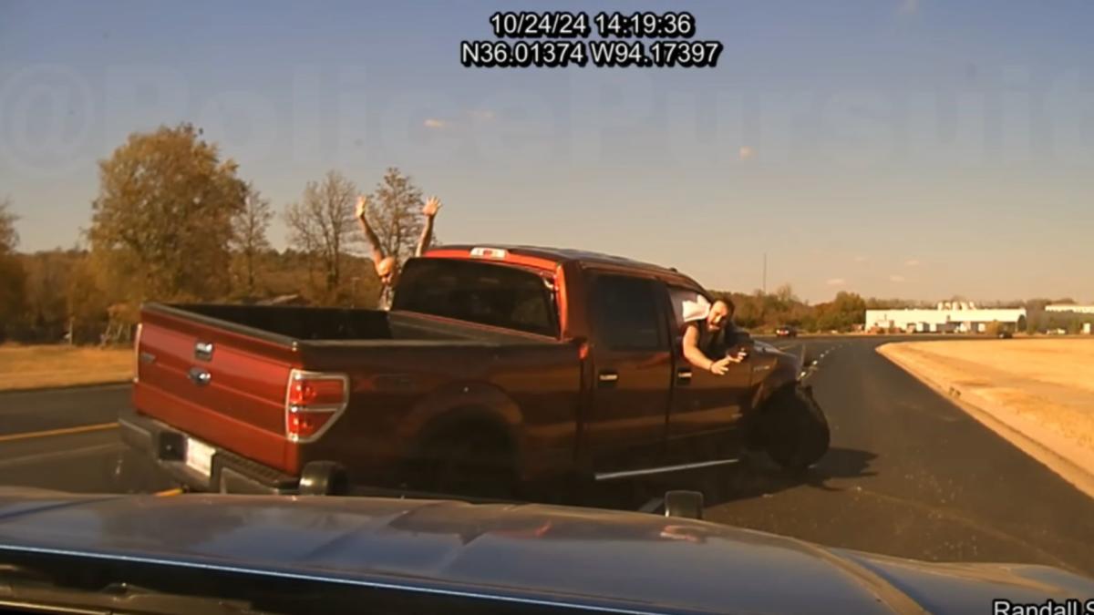 Arkansas ட்ரூப்பர் Flips Ford F-150