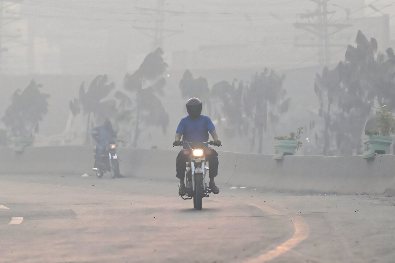 Pakistan shuts primary schools in Lahore over record pollution