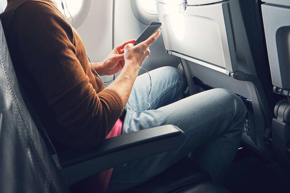 Plane Passenger Confronts Seatmate Watching Show at ‘Full Volume’ — and Their Response Left Them Baffled