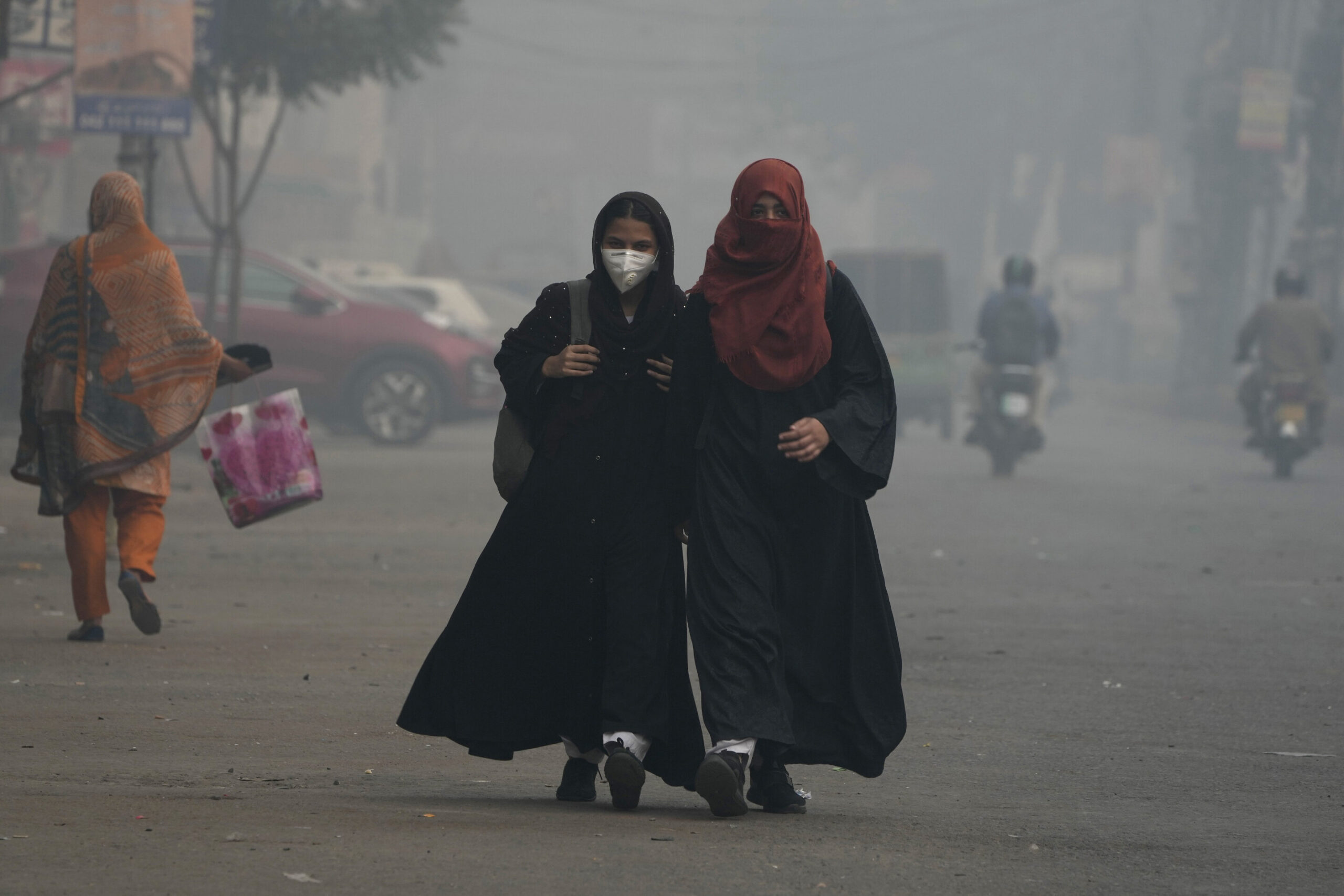 Record-high pollution sickens thousands in Pakistan’s cultural capital of Lahore