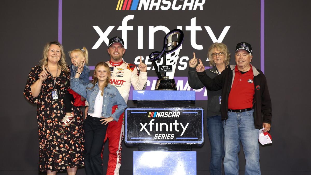 லாங்: ஒரு 'அதிகமாக' ஹார்பர் ஆல்கேயர் தனது அப்பா NASCAR Xfinity பட்டத்தை வென்ற பிறகு ஆனந்தக் கண்ணீர் வடித்தார்